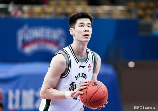父亲是篮球名宿郭士强，他选择放弃CBA合同，如今在美国大杀四方